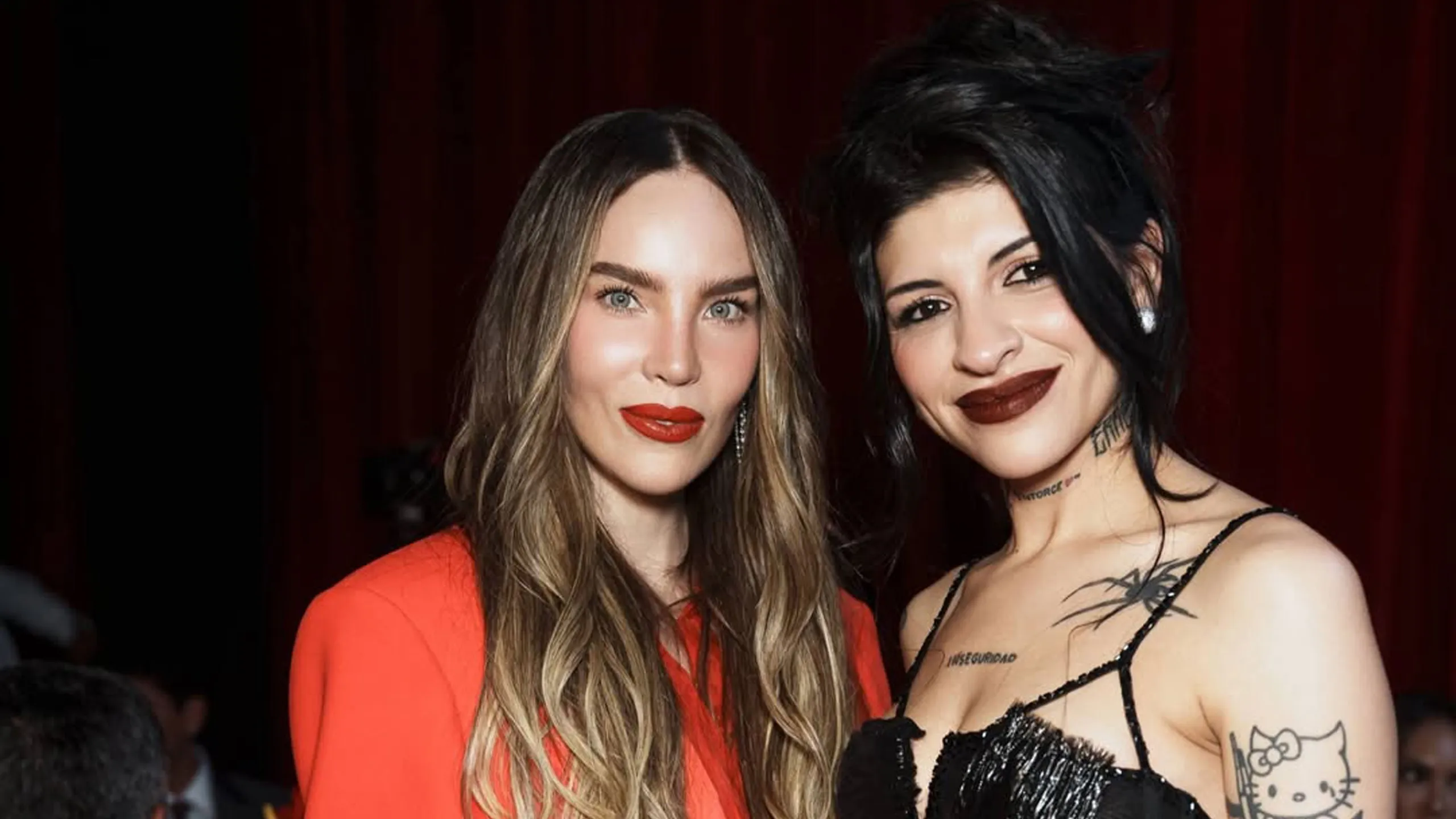 Las imágenes difundidas por la revista mostraron a Belinda con un look rojo glamuroso y a Cazzu con un estilo moderno y edgy, fiel a su identidad artística