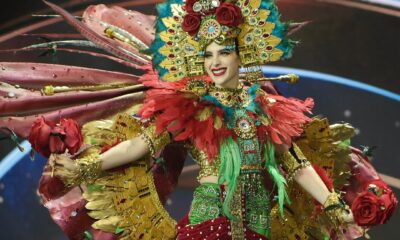 Bosch sorprendió con un traje típico inspirado en Xochiquétzal, la Diosa Mexica de las flores y la fertilidad, elaborado por Fernando Ortiz tras siete meses de trabajo.