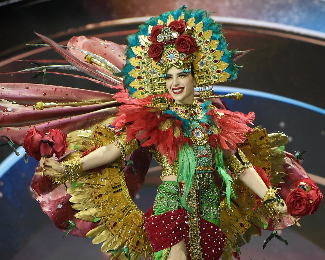 Bosch sorprendió con un traje típico inspirado en Xochiquétzal, la Diosa Mexica de las flores y la fertilidad, elaborado por Fernando Ortiz tras siete meses de trabajo.