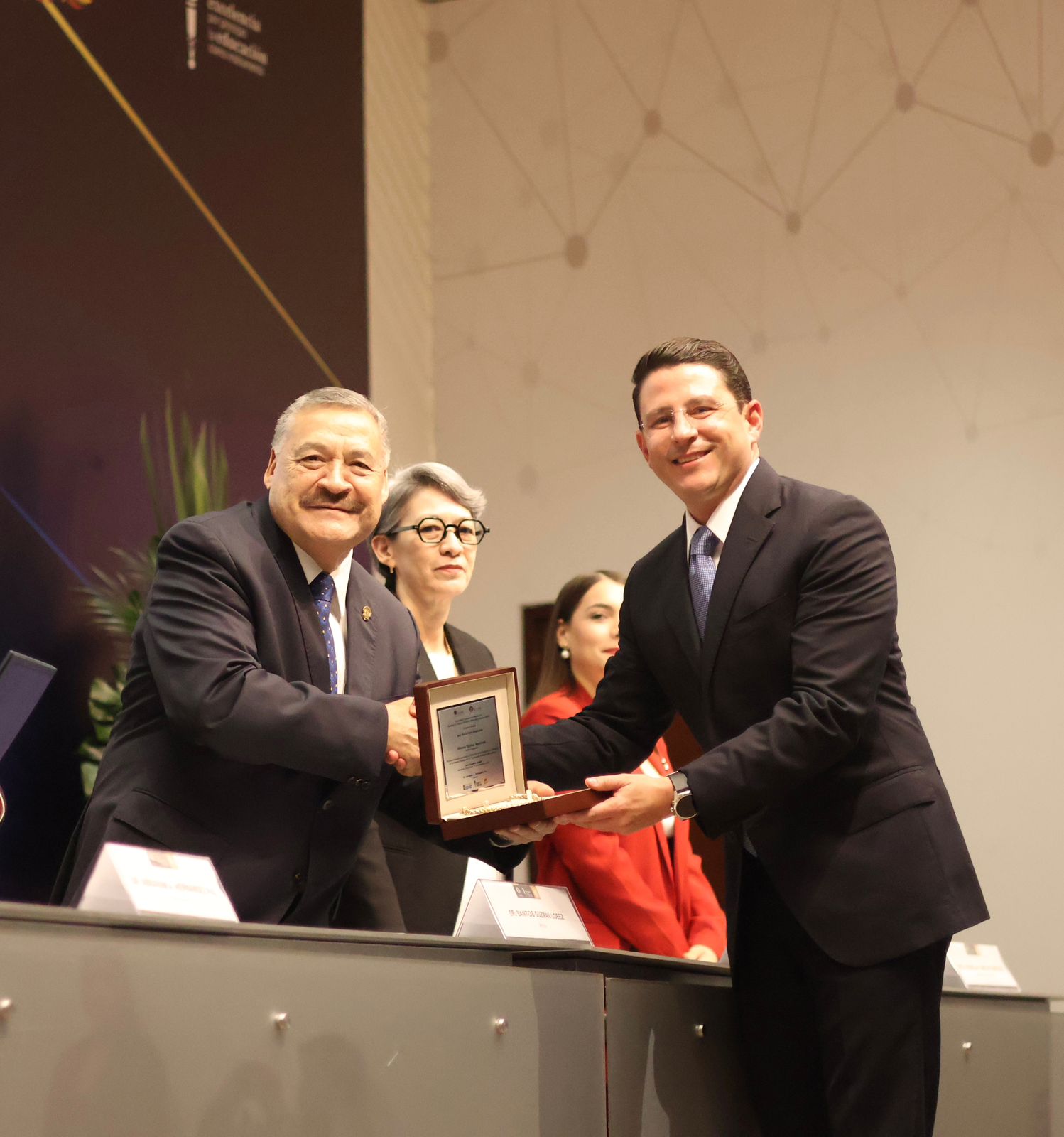 La UANL entregó a Oliverio Tijerina la Medalla “José María Parás Ballesteros” al Mérito Ciudadano, por su trayectoria en el servicio público y la docencia.