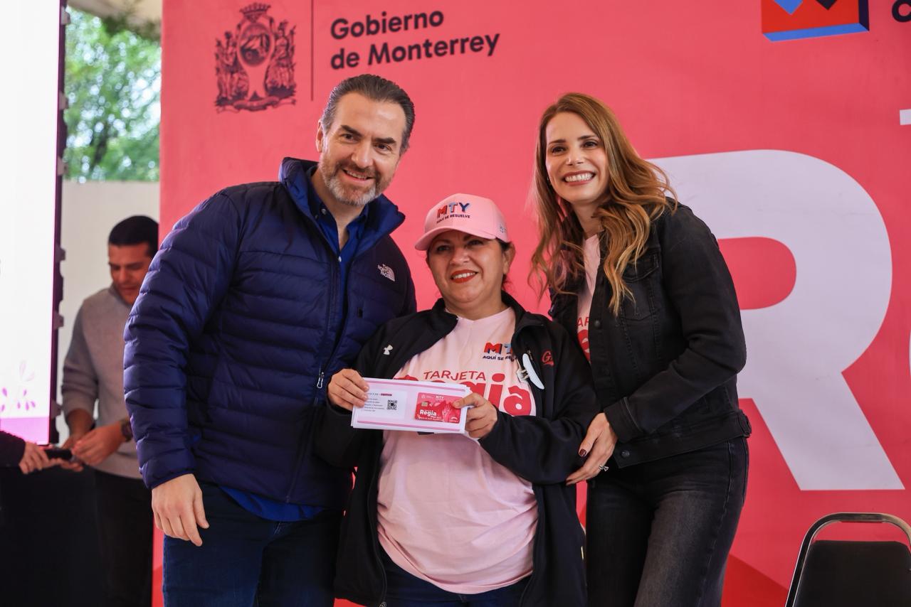 Los apoyos se repartieron este viernes en el Parque España por parte del alcalde Adrián de la Garza y su esposa, la presidenta del DIF, Gaby Oyervides.