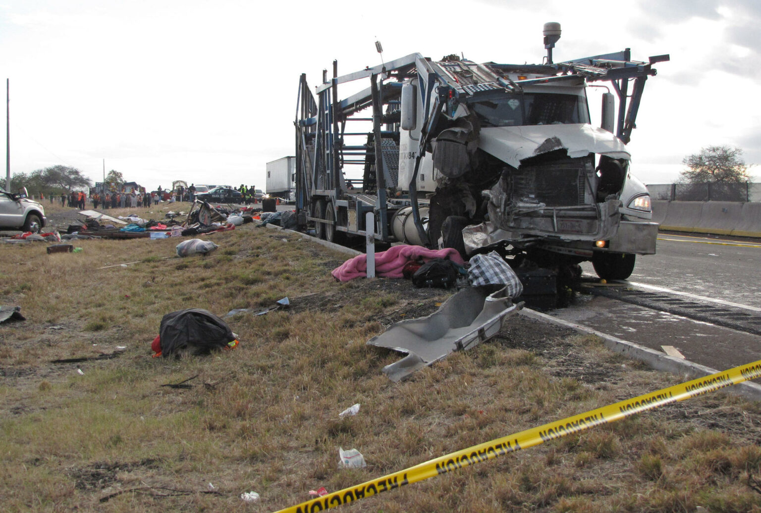 La institución informó que equipos especializados trabajan en el lugar realizando peritajes, levantamiento de evidencias y la identificación legal de los cuerpos, con el fin de entregarlos a sus familias conforme a los procedimientos institucionales.