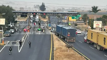 Aunque en algunos puntos se ha permitido el paso libre a automovilistas y transporte de pasajeros, los bloqueos persisten para camiones de carga