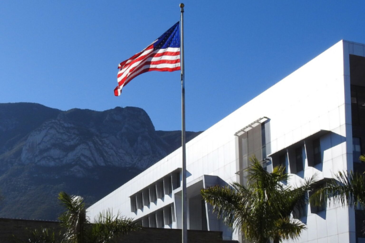 Las autoridades estadounidenses señalaron que los ataques parecen dirigirse principalmente a vehículos con matrículas de otros estados y extranjeras