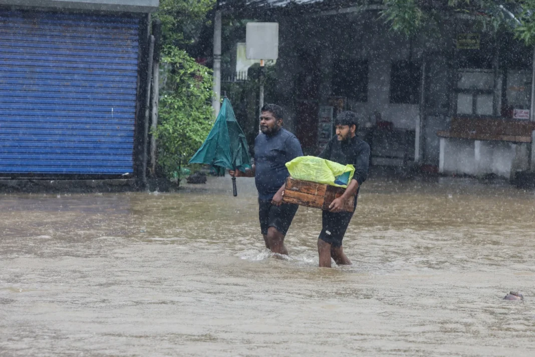 La situación ha sido catalogada como de “alto riesgo” por las autoridades, que buscan prevenir mayores pérdidas humanas.
