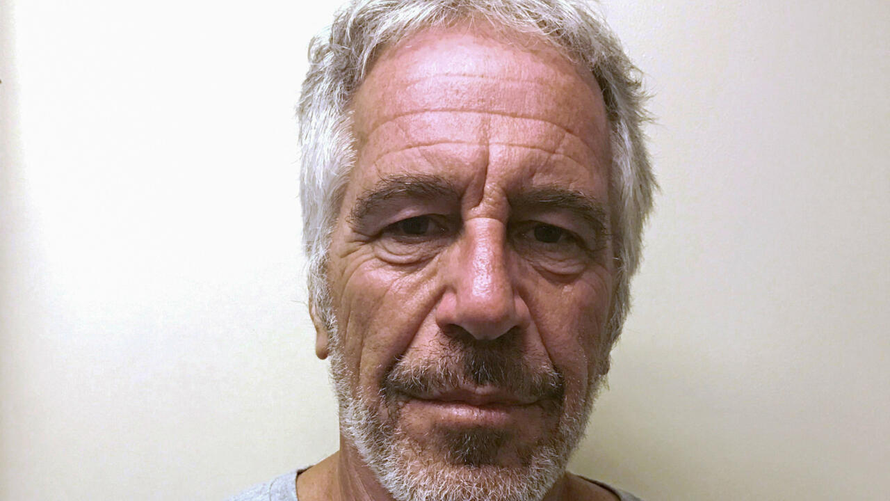 Previo a la votación, un grupo de sobrevivientes de los presuntos abusos de Epstein se reunió frente al Capitolio junto a legisladores demócratas y republicanos para exigir la publicación de los expedientes.