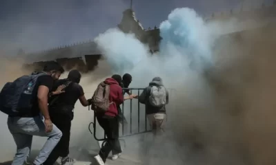 Testigos narraron escenas de confusión y pánico, mientras el humo de los gases cubría la plaza más grande del país.