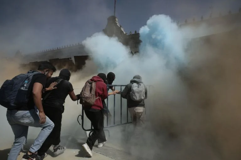 Testigos narraron escenas de confusión y pánico, mientras el humo de los gases cubría la plaza más grande del país.