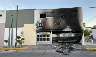 Los agresores embistieron el portón principal con un vehículo, lo incendiaron y posteriormente dispararon contra las instalaciones, causando daños materiales considerables.