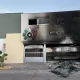 Los agresores embistieron el portón principal con un vehículo, lo incendiaron y posteriormente dispararon contra las instalaciones, causando daños materiales considerables.
