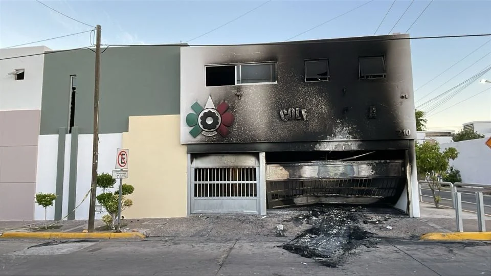 Los agresores embistieron el portón principal con un vehículo, lo incendiaron y posteriormente dispararon contra las instalaciones, causando daños materiales considerables.