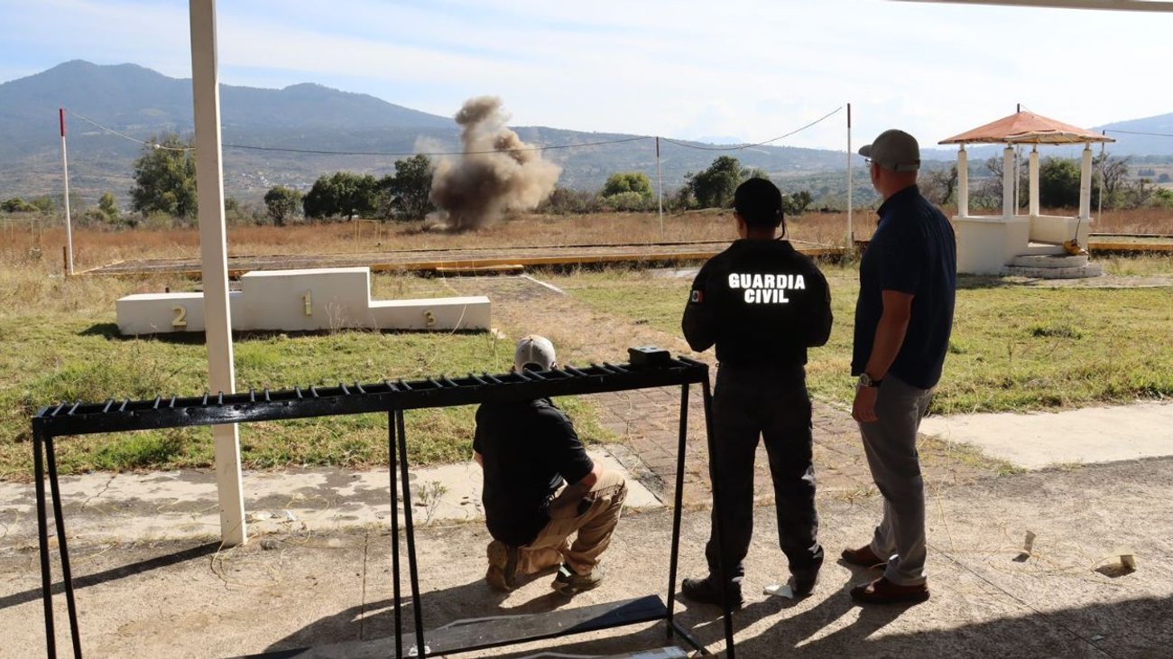 De acuerdo con el Agrupamiento Especializado, entre junio de 2023 y febrero de 2025 se decomisaron más de 3 mil granadas y artefactos explosivos, muchos de ellos adaptados para ser lanzados desde drones