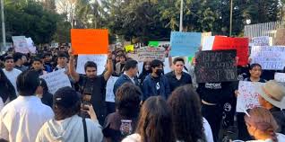 La movilización estudiantil se suma a un comunicado firmado por más de 230 académicos y universidades como el Iteso, UNAM, UDG, BUAP e IBERO, quienes demandan que el proceso judicial se realice con independencia y acompañamiento ciudadano.