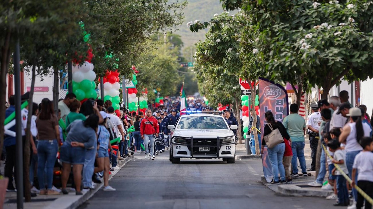 El alcalde Mauricio Farah Giacomán, acompañado por su esposa Elisa Cruz, presidenta del DIF San Pedro, encabezó el evento junto a funcionarios municipales