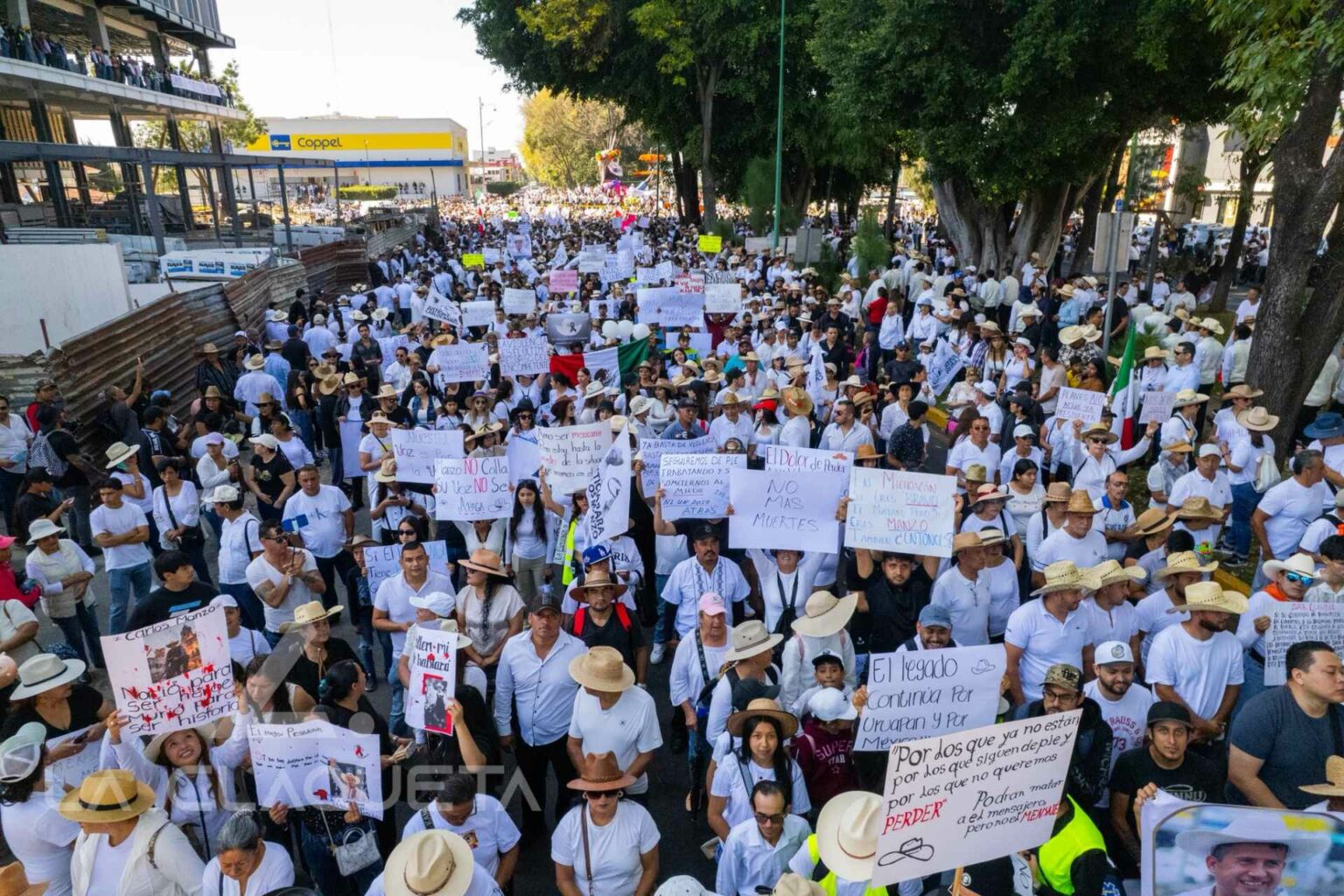Los participantes, vestidos en su mayoría de blanco, portaron pancartas con consignas como “¡Carlos no murió, el gobierno lo mató!”, “Quiero regresar a Uruapan sin miedo” y “Carlos, escucha, esta es tu lucha”.