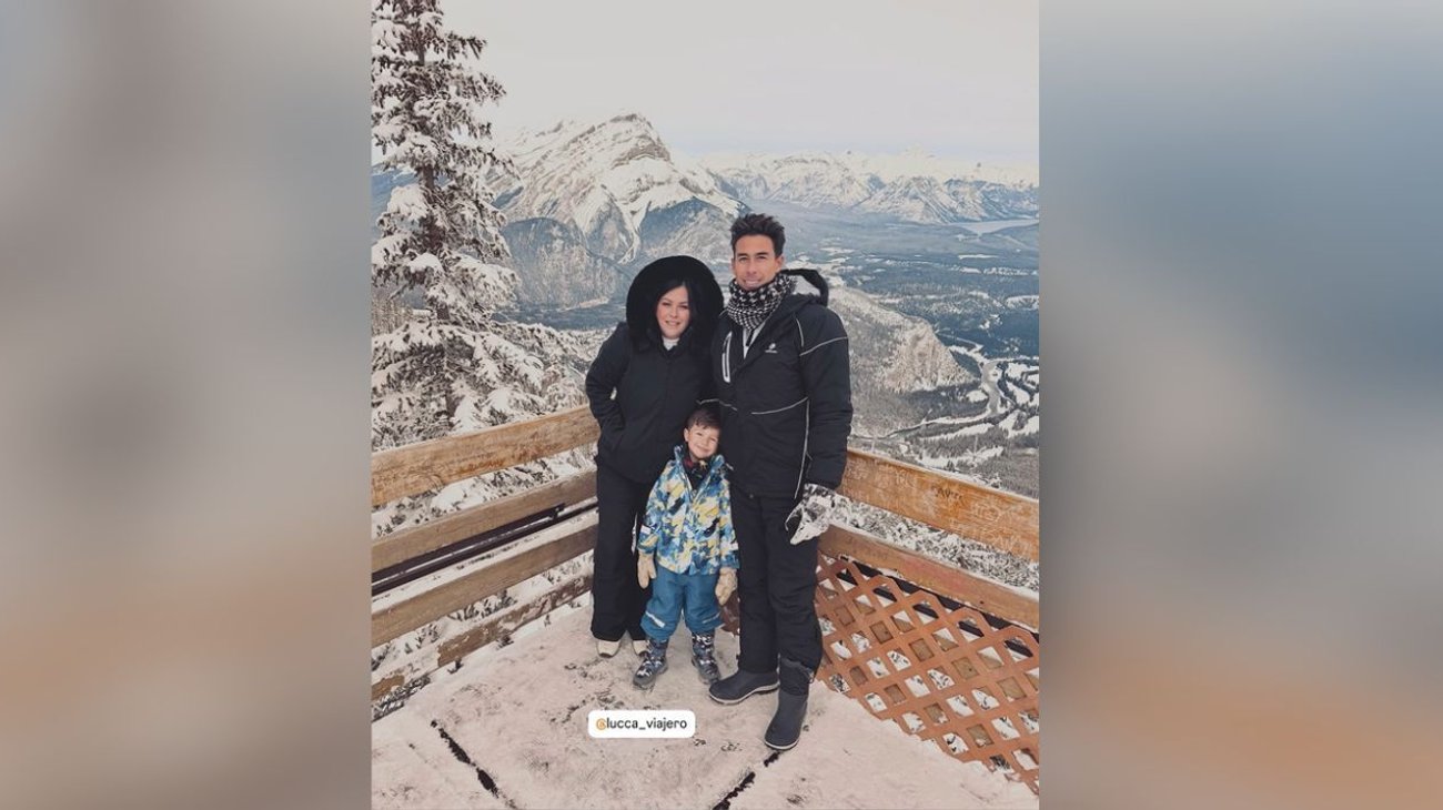 De acuerdo con lo relatado por Echeverría en redes sociales, un oficial los detuvo luego de que su esposo no realizó un alto total antes de girar a la derecha, acción que derivó en una multa de 243 dólares