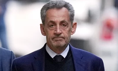 El expresidente francés Nicolas Sarkozy salió este lunes de la prisión parisina de la Santé donde permaneció 20 días preso.