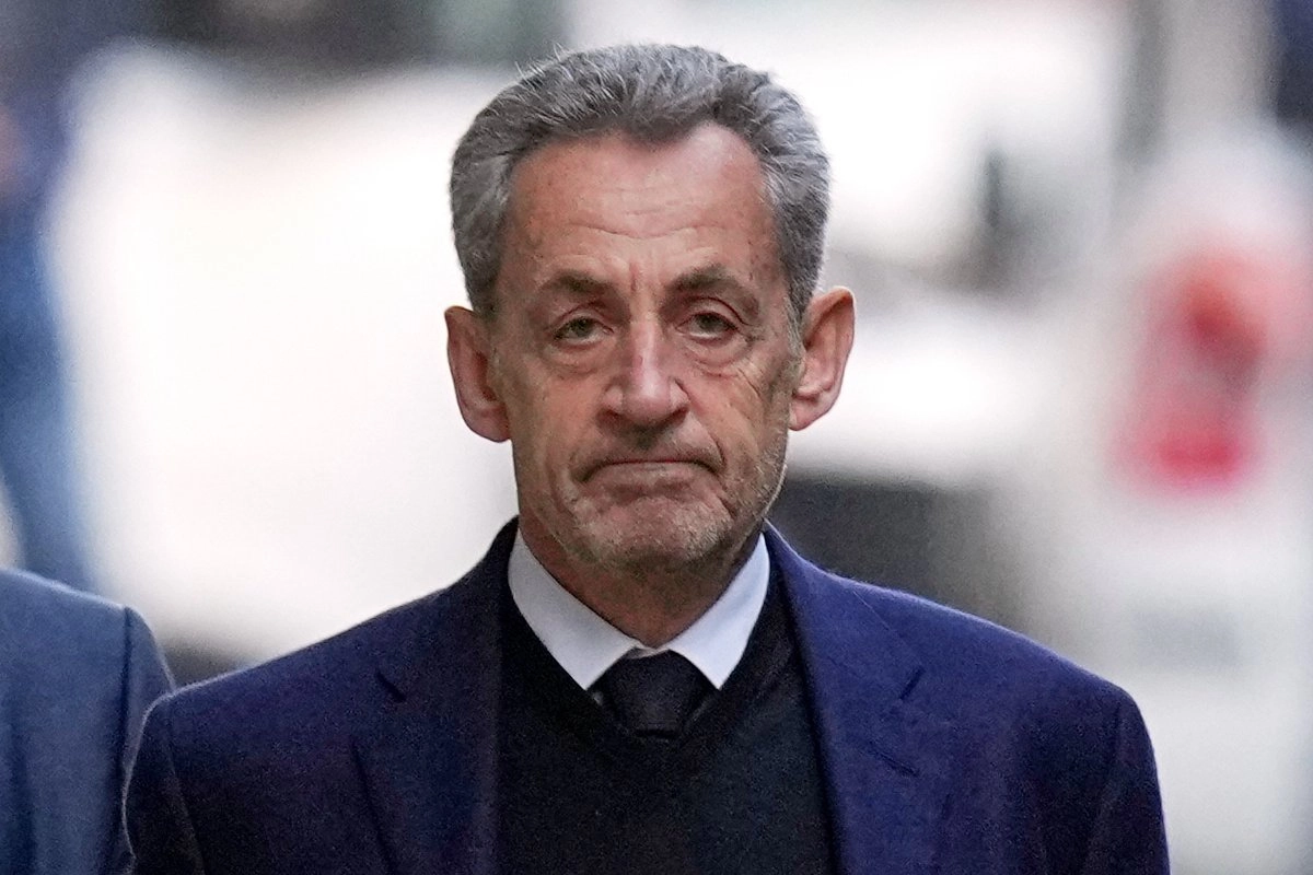 El expresidente francés Nicolas Sarkozy salió este lunes de la prisión parisina de la Santé donde permaneció 20 días preso.