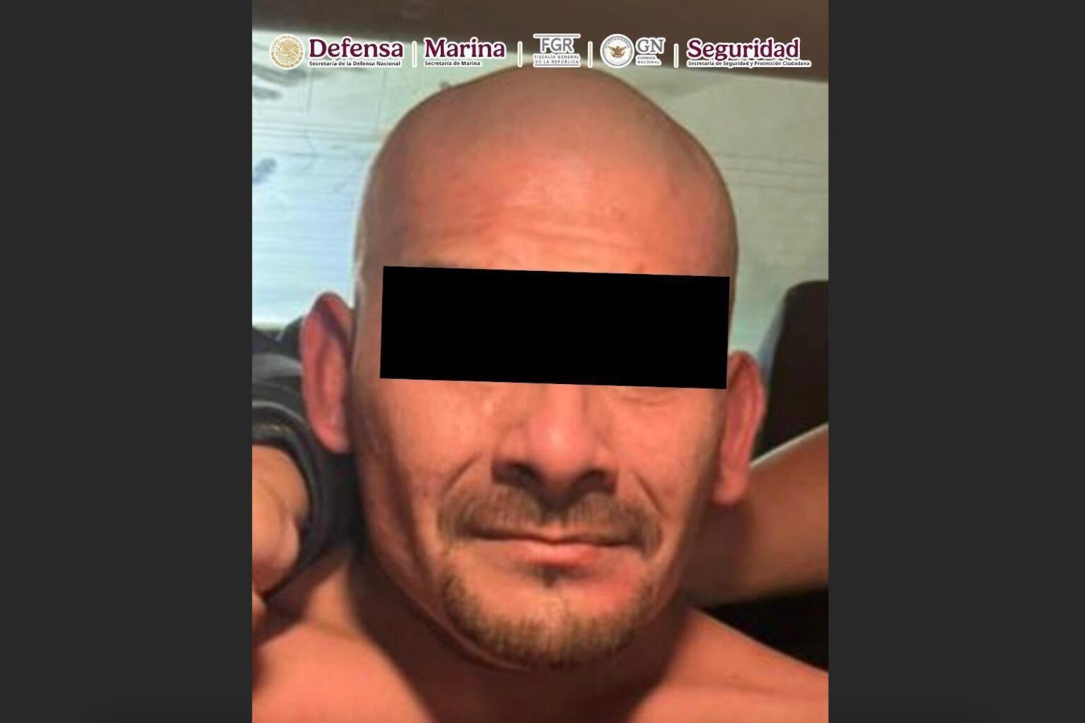 De acuerdo con la SSPC, las investigaciones apuntan a que el detenido reclutaba personas de centros de rehabilitación para adicciones, quienes posteriormente eran utilizadas como sicarios y distribuidores de droga en la zona.