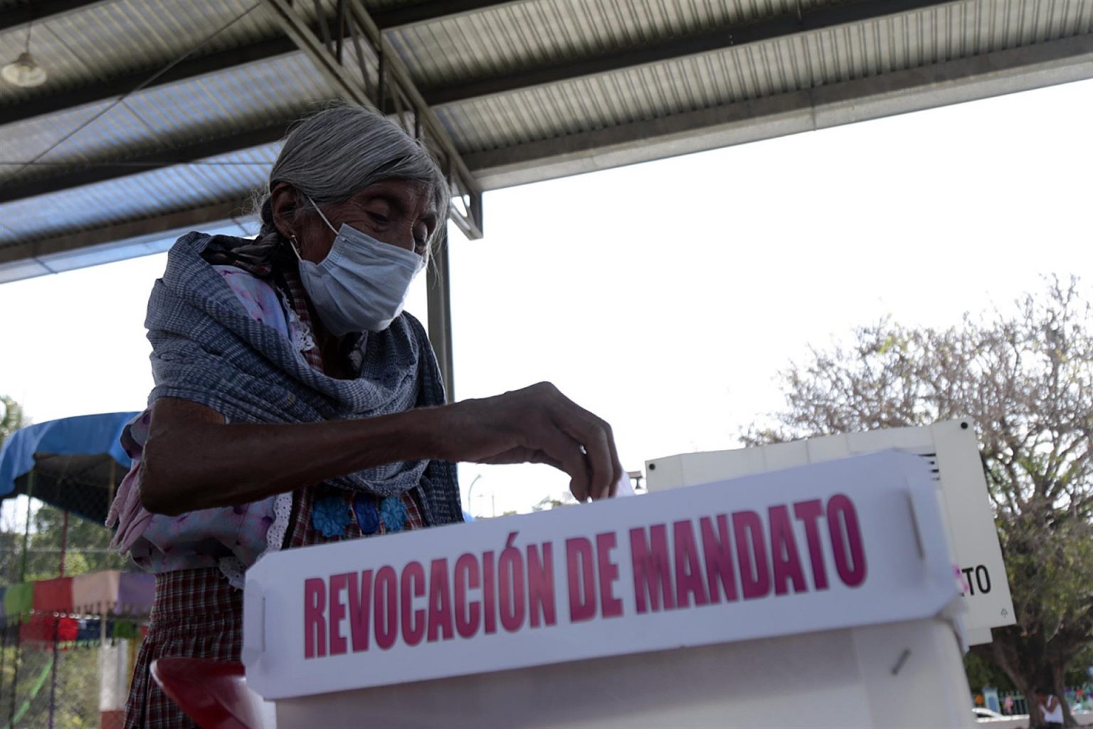 La decisión, tomada tras dialogar con líderes parlamentarios de distintos partidos, busca evitar lo que fue calificado como un “albazo” legislativo y abrir espacio a un debate más amplio y deliberativo