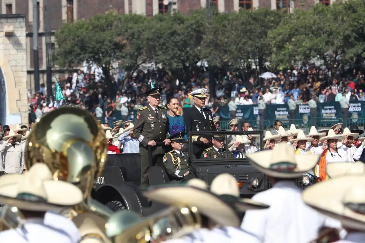 La presidenta Claudia Sheinbaum Pardo encabezó el desfile cívico-militar en el Zócalo capitalino de la CDMX.
