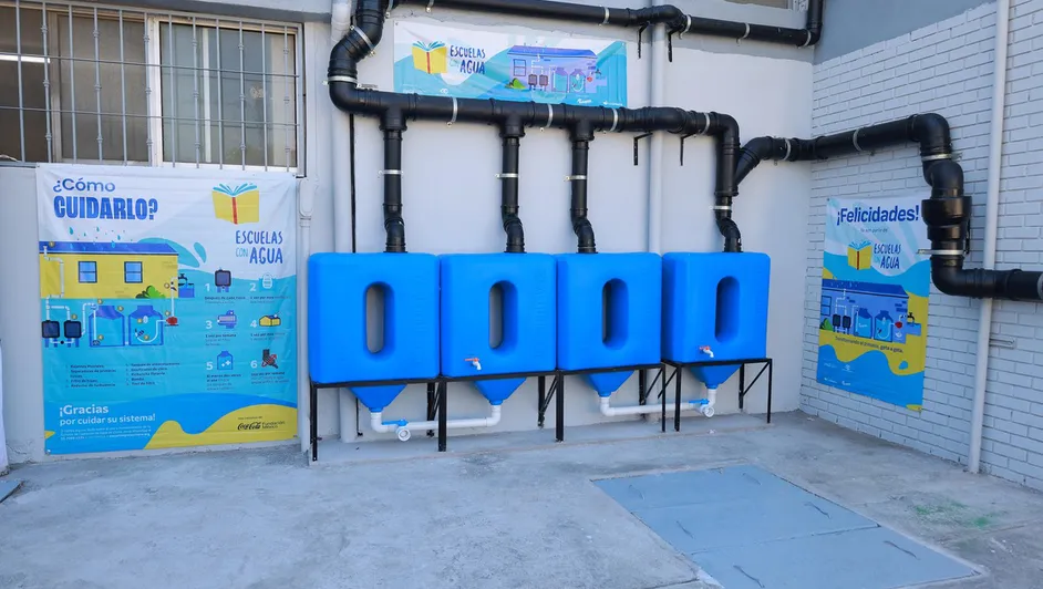 En conjunto, los 25 sistemas ya operativos tienen la capacidad de captar más de siete millones de litros al año, equivalente a 713 pipas, beneficiando a más de 15 mil estudiantes.
