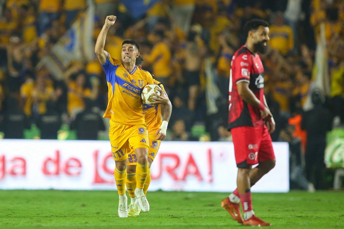 Tigres mostró su determinación. Al 14’, Nicolás Ibáñez abrió el marcador con un remate de cabeza que encendió el ánimo en el Volcán.