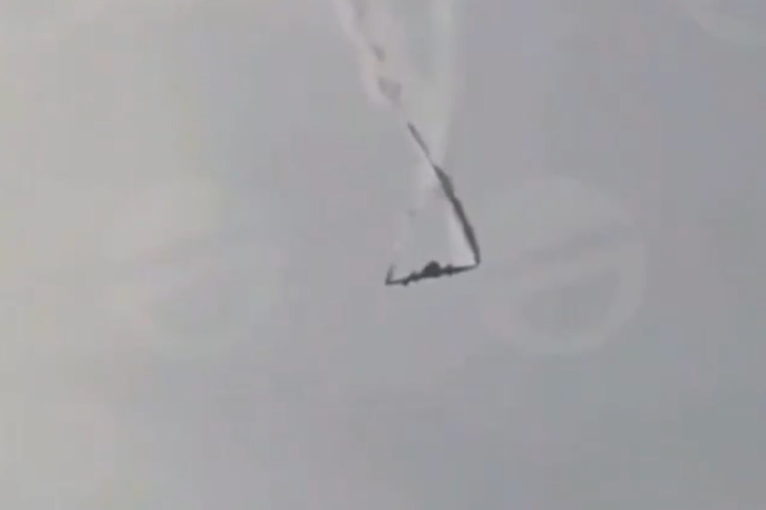 Medios turcos han difundido imágenes del accidente, aunque no se ha confirmado el número de tripulantes ni si hay víctimas. Tampoco se ha revelado qué tipo de carga llevaba el avión.