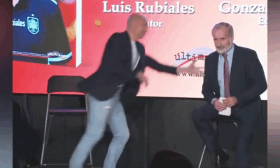 El agresor fue rápidamente reducido y retirado de la sala, lo que permitió que el evento continuara sin mayores incidentes.