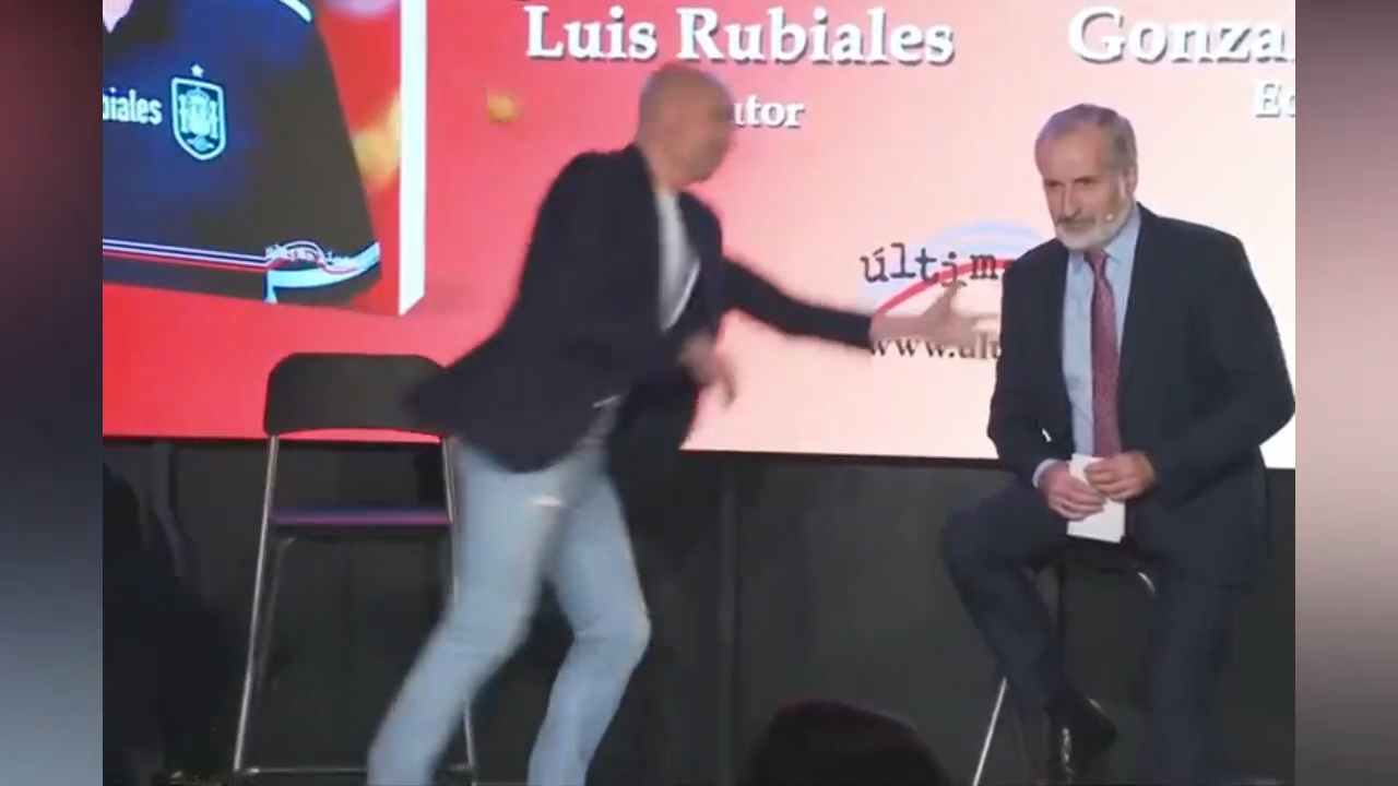 El agresor fue rápidamente reducido y retirado de la sala, lo que permitió que el evento continuara sin mayores incidentes.