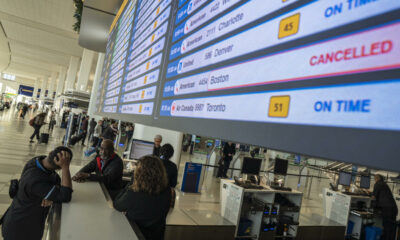 La Administración Federal de Aviación (FAA) reporta problemas de personal en varias terminales clave, y advierte que millones de viajeros podrían verse afectados si la crisis se extiende hacia el Día de Acción de Gracias.