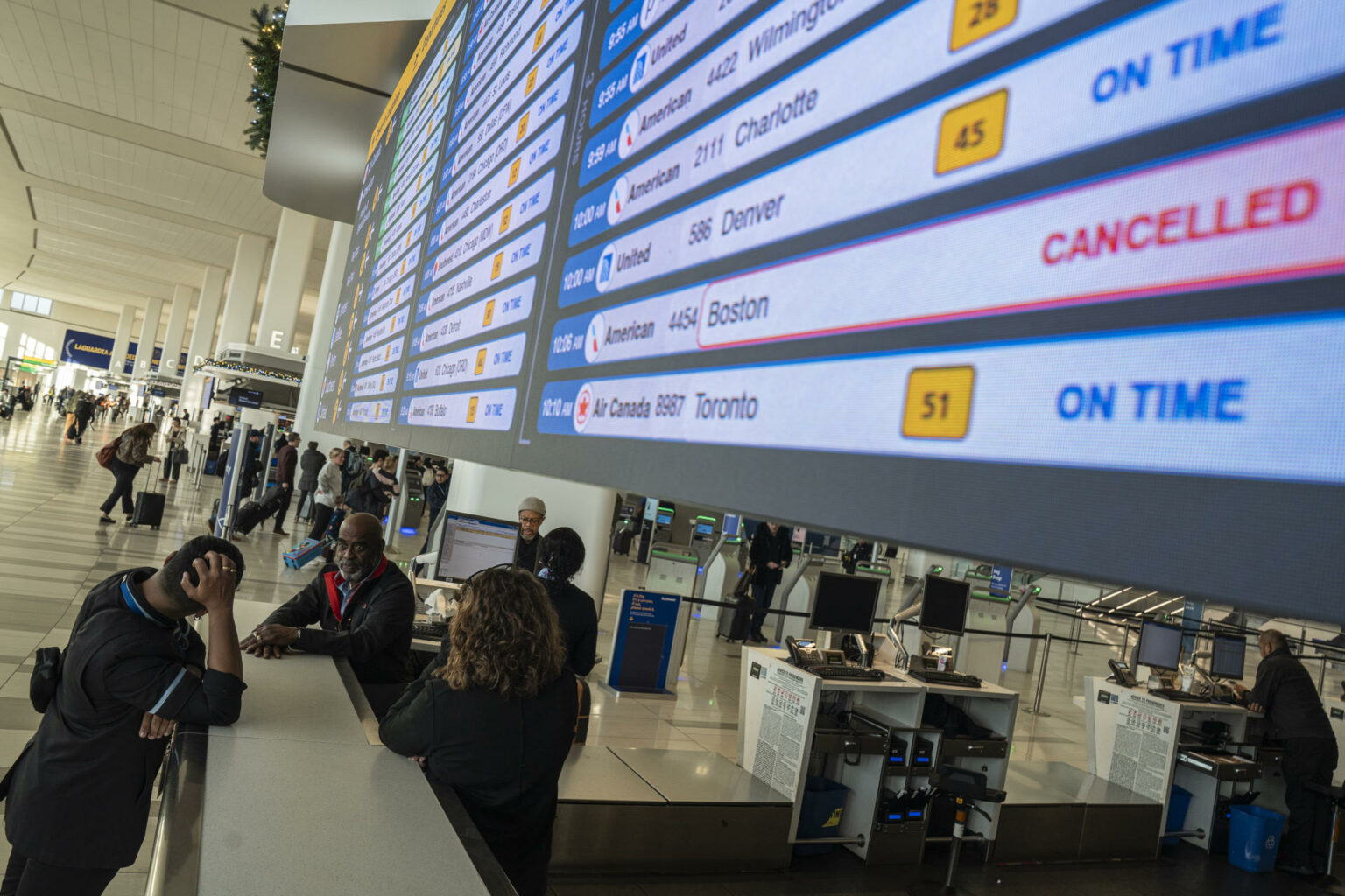 La Administración Federal de Aviación (FAA) reporta problemas de personal en varias terminales clave, y advierte que millones de viajeros podrían verse afectados si la crisis se extiende hacia el Día de Acción de Gracias.