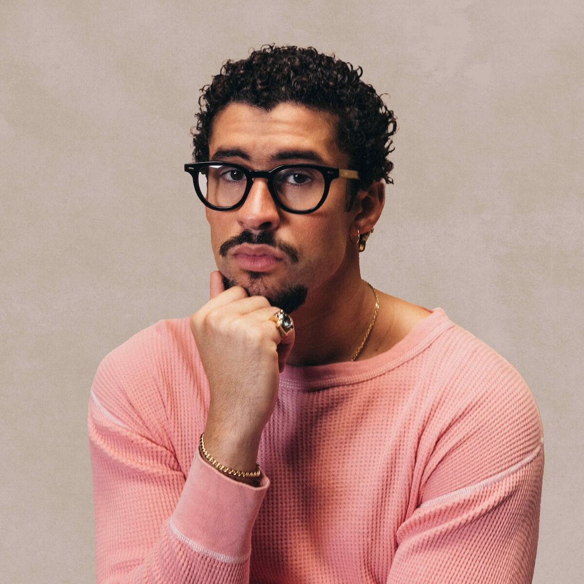 En la lista de álbumes, detrás del nuevo trabajo del “Conejo Malo”, destacó la sorprendente banda sonora de “KPop Demon Hunters”, que se convirtió en un fenómeno mundial y se posicionó como el segundo álbum más escuchado.