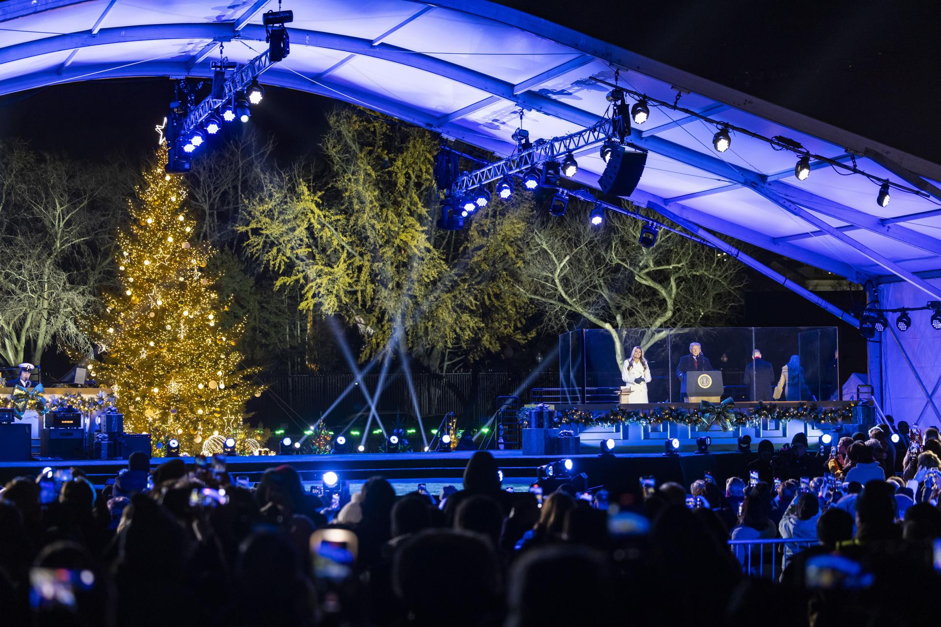 El abeto Concolor de más de seis metros de altura, proveniente de una granja en Míchigan, fue encendido por Melania tras un conteo regresivo dirigido por el mandatario.