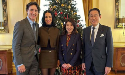 La cantante, conocida por su estilo vibrante y llamativo, sorprendió con un look sobrio y elegante: un conjunto en tono café compuesto por saco y falda, medias negras, blusa de cuello alto y botines.
