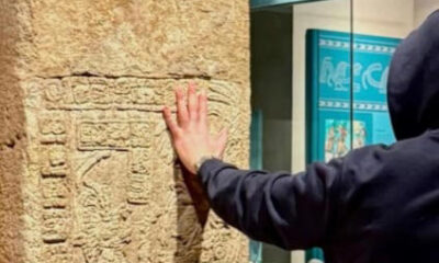 De acuerdo con el INAH, el momento en que el artista colocó su mano sobre una estela expuesta sin vitrina fue atendido de inmediato por el personal de custodia del museo, quienes intervinieron para evitar cualquier contacto prolongado.