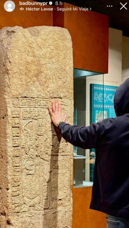 De acuerdo con el INAH, el momento en que el artista colocó su mano sobre una estela expuesta sin vitrina fue atendido de inmediato por el personal de custodia del museo, quienes intervinieron para evitar cualquier contacto prolongado.