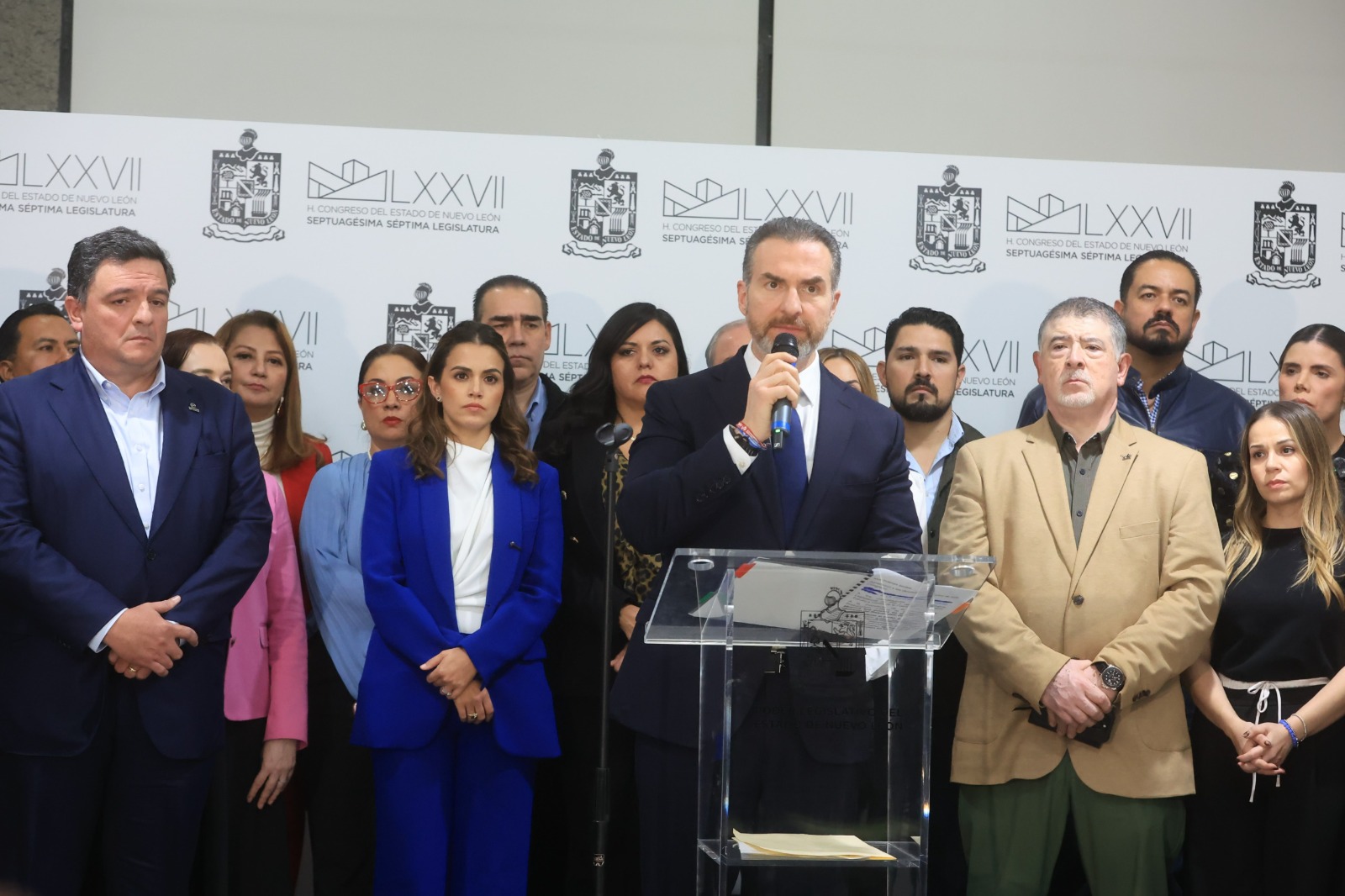 El alcalde de Monterrey Adrián de la Garza Santos rechazó la propuesta del Ejecutivo Estatal de incrementar hasta en 33 por ciento el Impuesto Sobre Nómina.