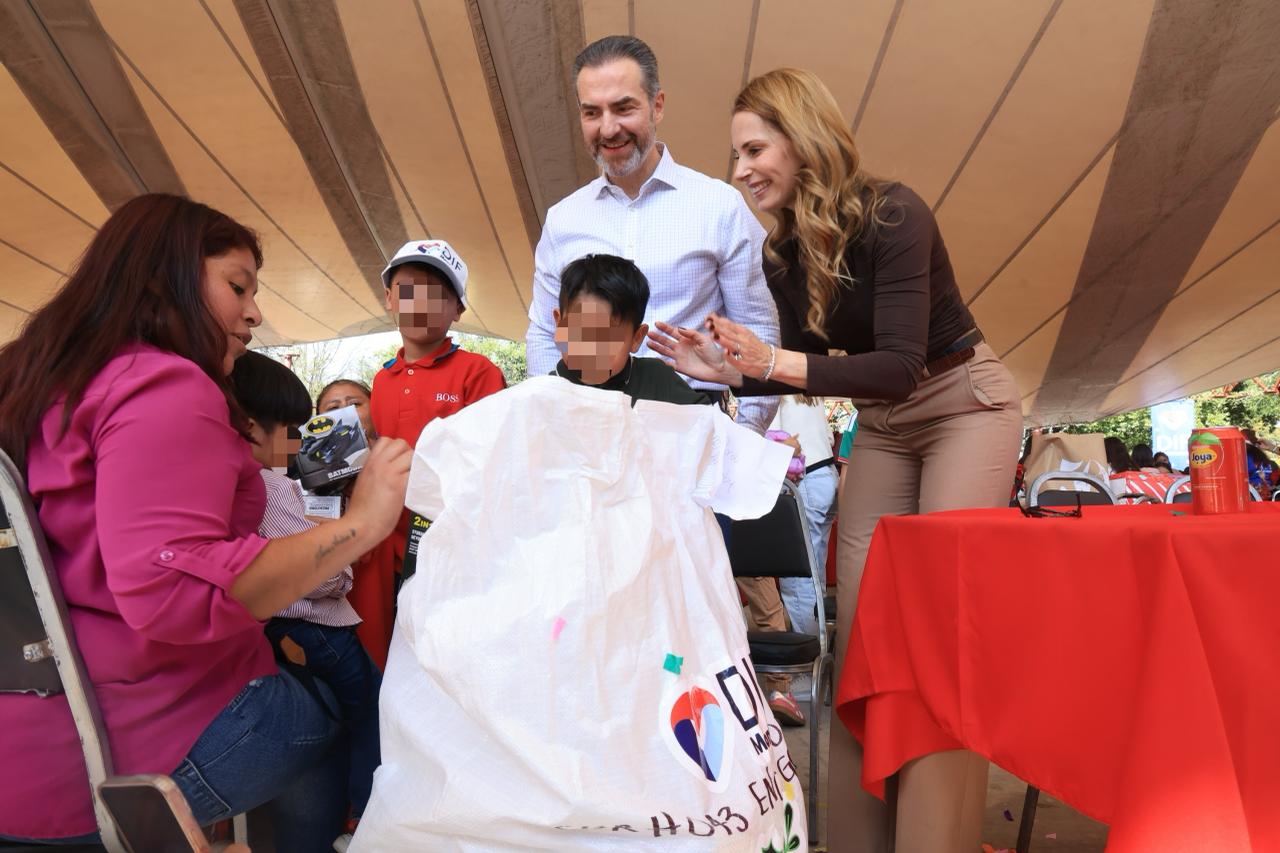En la entrega también estuvo presente la directora general del DIF Monterrey, Ivonne Álvarez, quien destacó el trabajo coordinado que permite acercar estos apoyos a quienes más lo requieren.