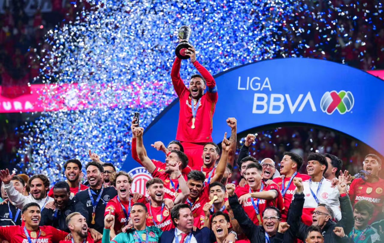 Los Diablos Rojos ganaron 2-1 el partido de vuelta, igualaron 2-2 el marcador global y se impusieron 9-8 desde los once pasos para levantar el trofeo del Apertura 2025