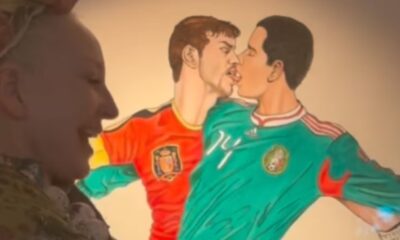 En la pintura se aprecia a un jugador con el uniforme de la Selección Mexicana del Mundial de Sudáfrica 2010, con el dorsal 14 y rasgos que coinciden con los de un joven Chicharito.