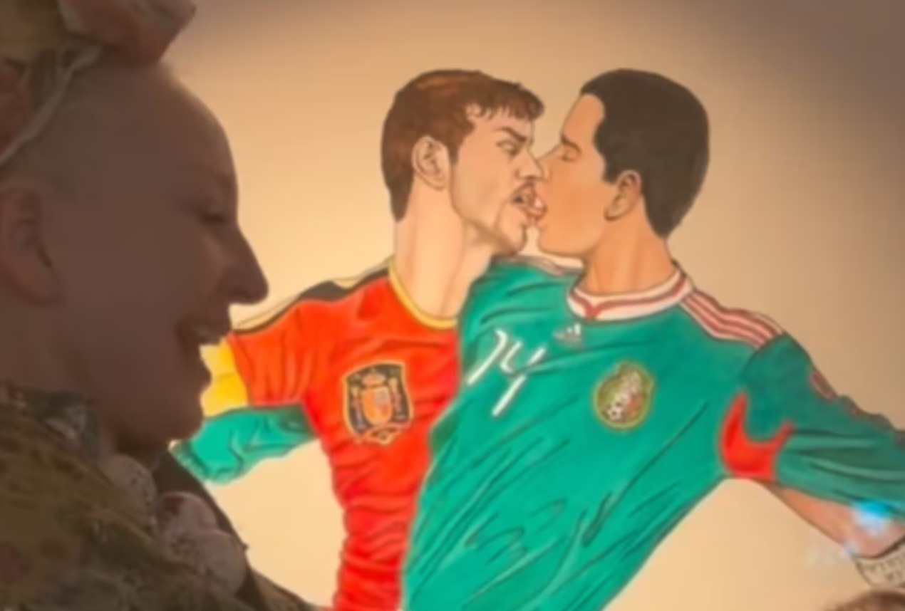 En la pintura se aprecia a un jugador con el uniforme de la Selección Mexicana del Mundial de Sudáfrica 2010, con el dorsal 14 y rasgos que coinciden con los de un joven Chicharito.