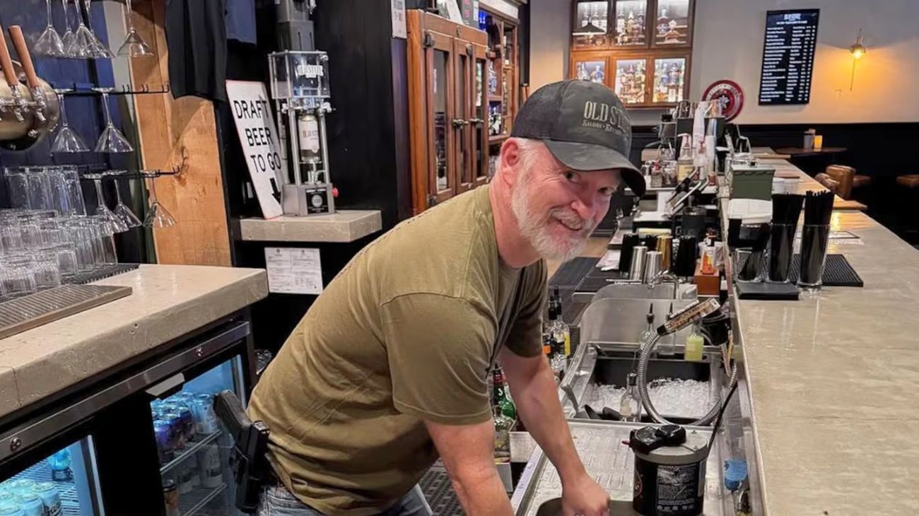 Entre los primeros beneficiados se encuentra Ryan Spoon, vicepresidente del Comité Central Republicano del Condado de Ada, quien recibió cerveza gratis tras colaborar en un arresto.