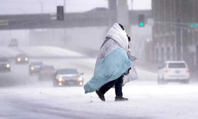 Ante la magnitud del fenómeno, aerolíneas han flexibilizado sus políticas de cambio para pasajeros varados, mientras cuadrillas trabajan sin descanso para despejar pistas en ciudades como Chicago y Boston