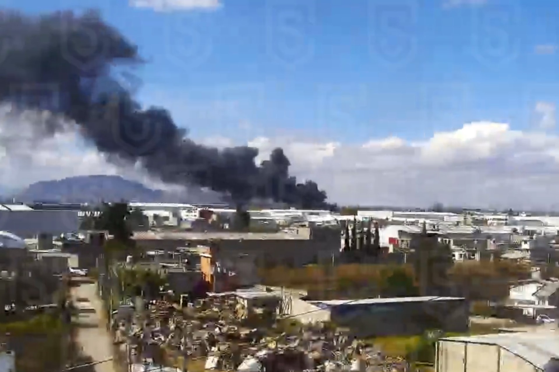 Testigos señalaron haber escuchado un fuerte estruendo tras el impacto, lo que alertó a vecinos del sector.