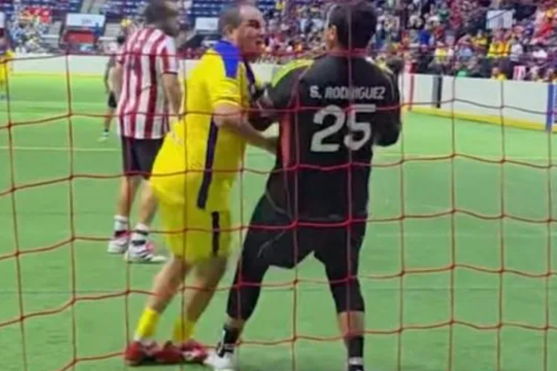 El incidente ocurrió después de que Rodríguez empujara por la espalda al exseleccionado nacional