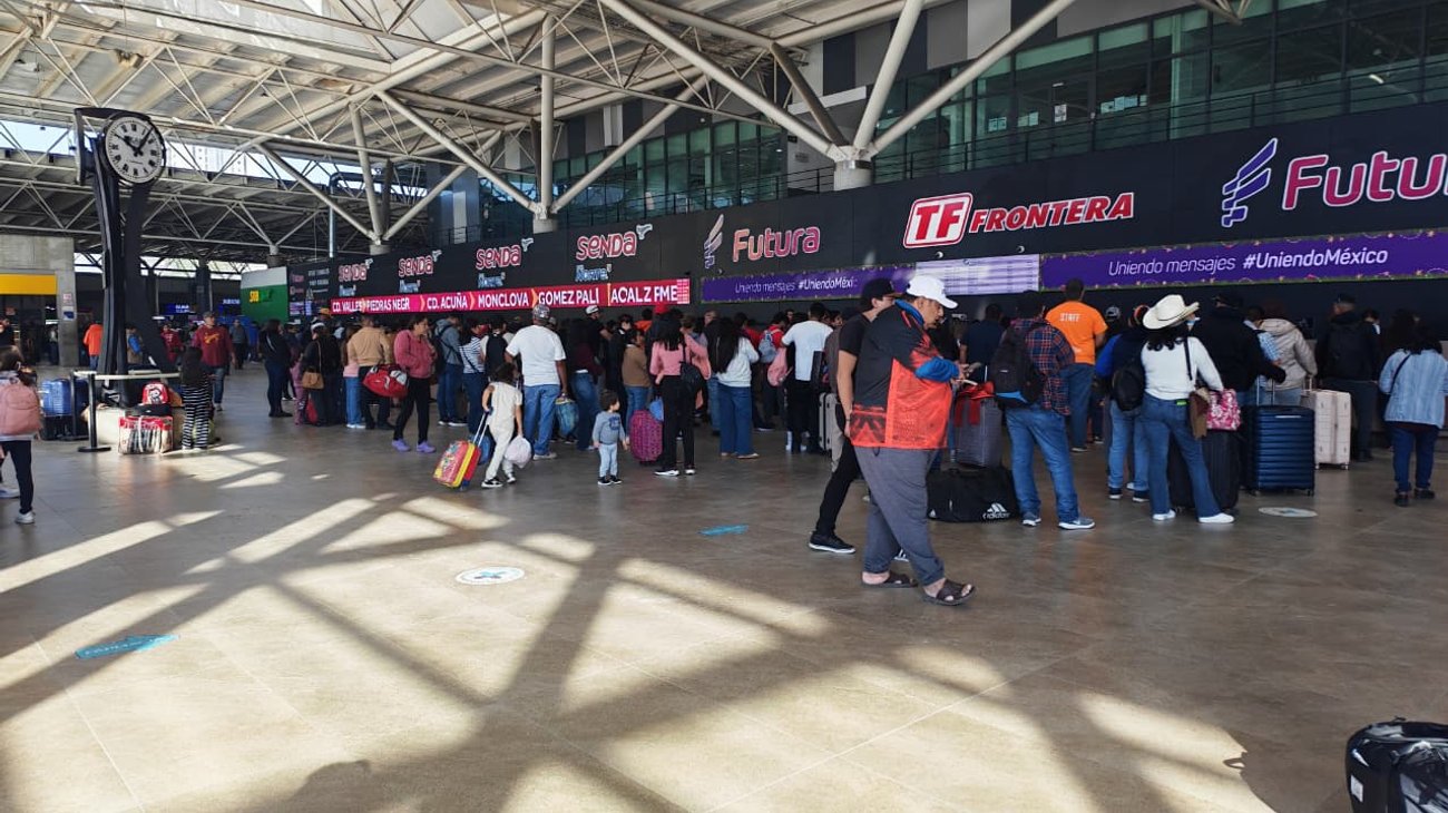 Con el paso de las horas, más personas llegaron con equipaje a la central, enfrentándose a la misma respuesta, lo que provocó inconformidad y reclamos en el lugar.