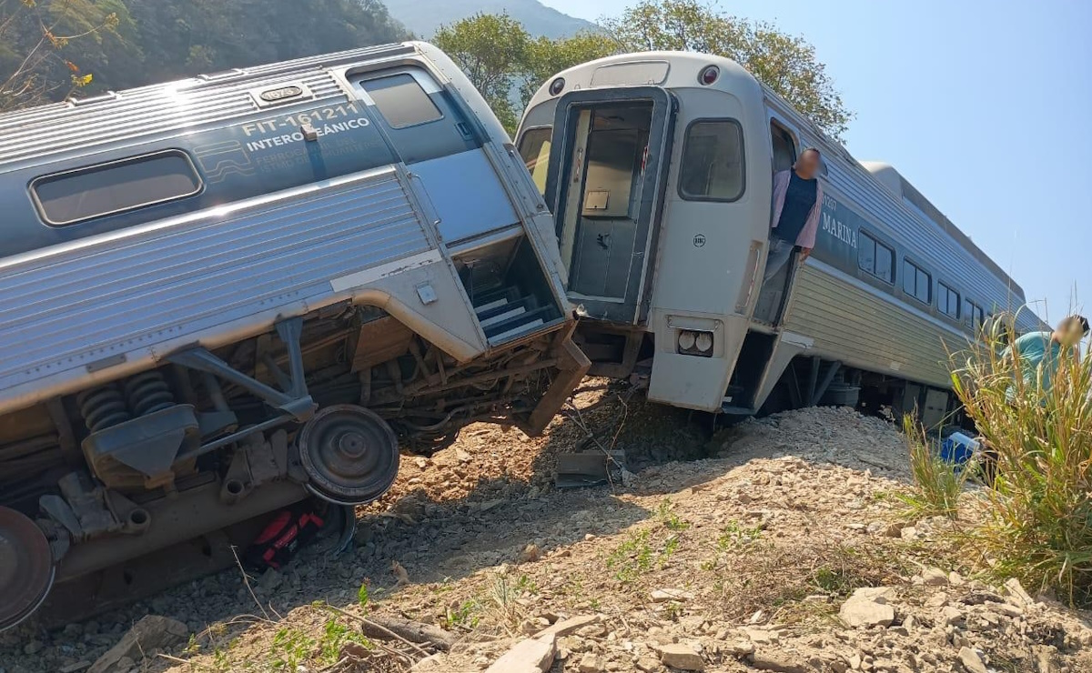 La Secretaría de Marina (Semar) informó que la locomotora principal se descarriló de la Línea Z, cuando viajaban nueve integrantes de la tripulación y 241 pasajeros a bordo de dos locomotoras y cuatro vagones