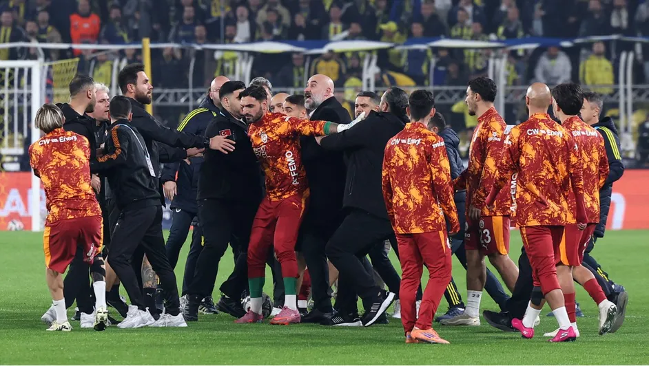 La fiscalía señaló que durante las indagatorias se detectaron transacciones bancarias sospechosas, incluyendo movimientos financieros inusuales y posibles intentos de ocultar el origen de los fondos relacionados con apuestas.