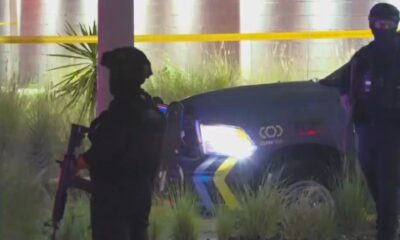 Durante el intercambio de disparos, dos agentes de la Fiscalía estatal resultaron lesionados por impactos de bala, por lo que fueron trasladados a un hospital cercano.